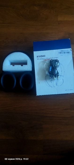 Безпровідні навушники з мікрофоном KVIDIO чорного кольору . Використовувались декілька разів.