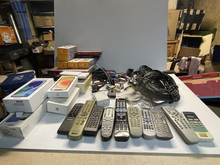 Piloty + przewody audio-video i inne żeczy.