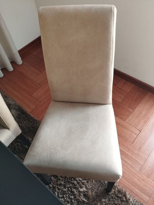 Mesa extensível, 4 cadeiras e carpete