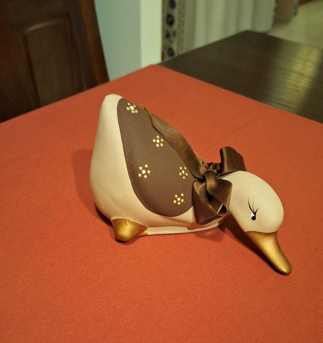 Patos em cerâmica pintados à mão