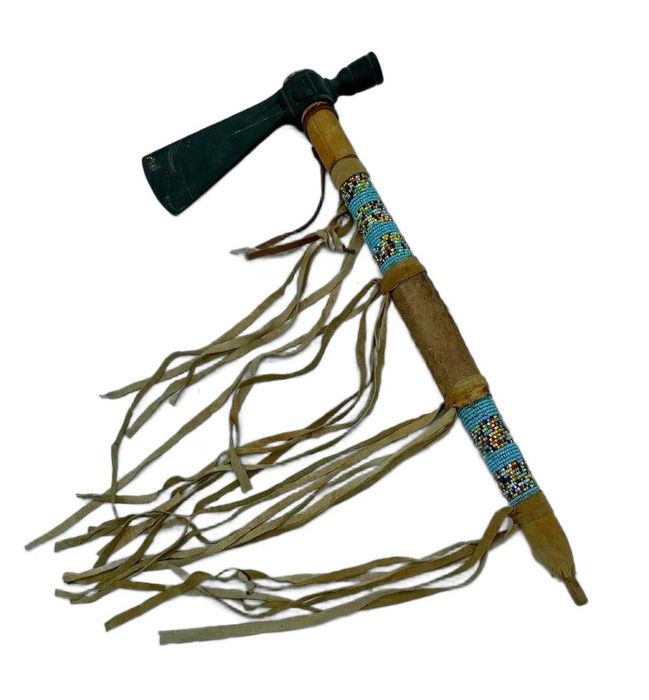 Peça de artesanato de machado tribal