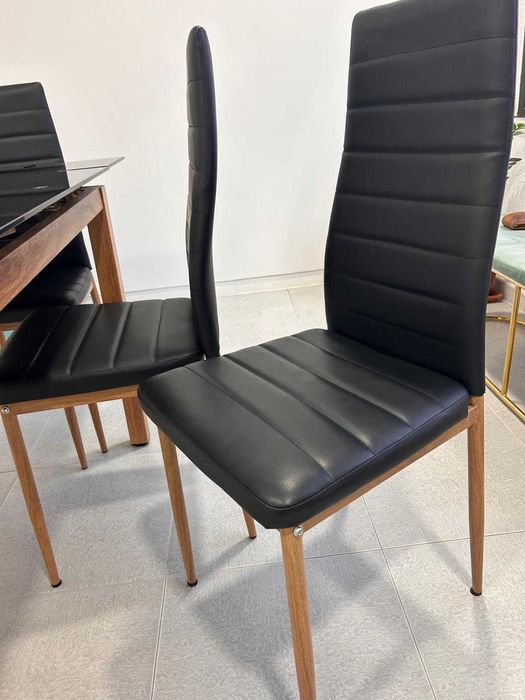 Mesa de sala e seis cadeiras