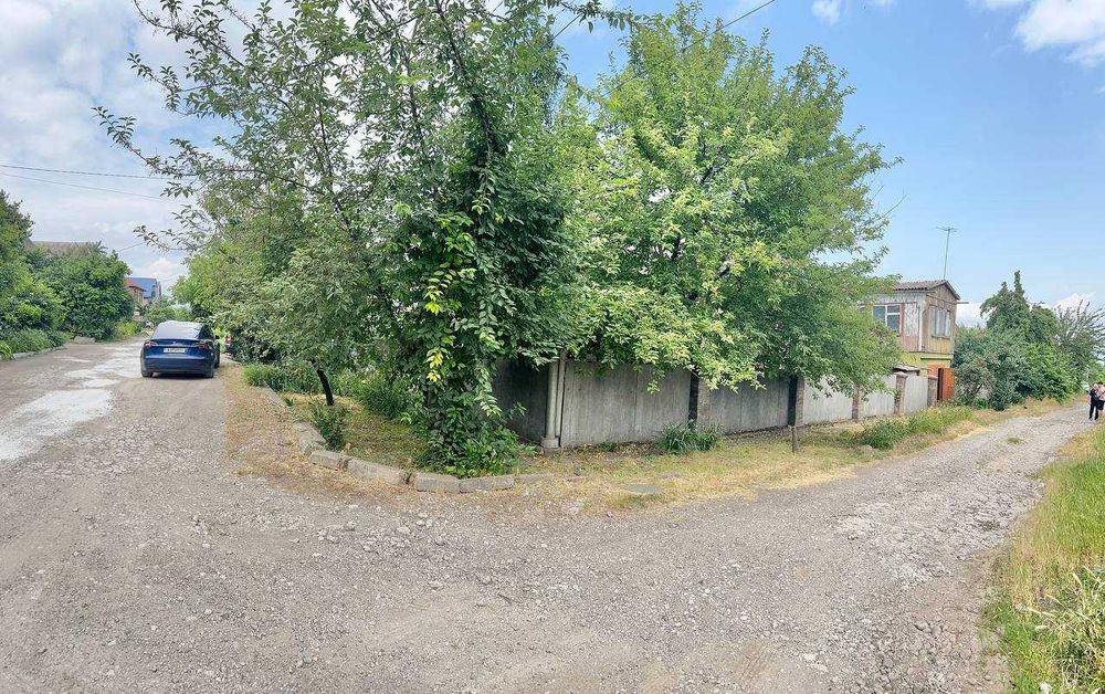 Продається ВИДОВИЙ 2-х поверховий будинок з двома гаражами,