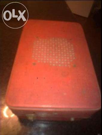 Very old suitcase-shaped record player64552614758530121