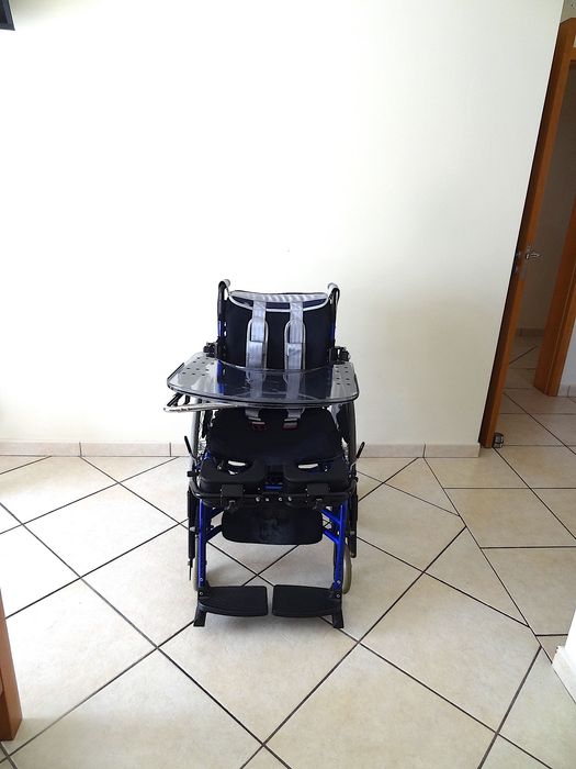 Cadeira de rodas semi-eletrica vertical