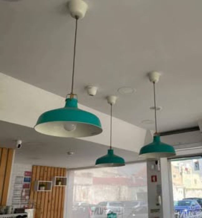 Sofás pastelaria e candeeiros