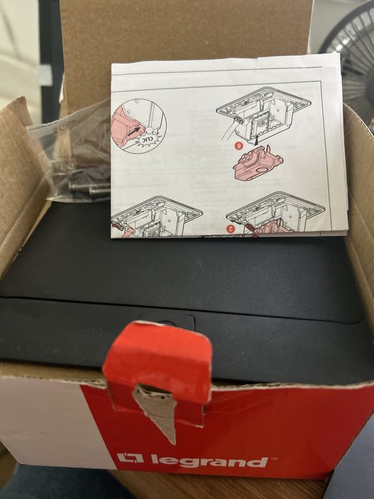 Legrand Noir Black 6 540 02 Gniazdo prądowe uchylne