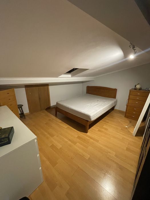 Quarto em um sotão, para solteiro(a)