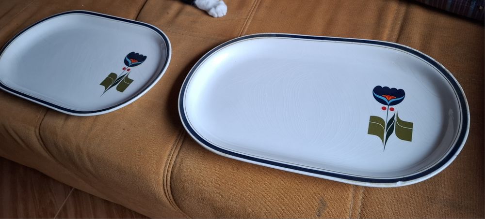 Two porcelain serving platters.430851771325501444