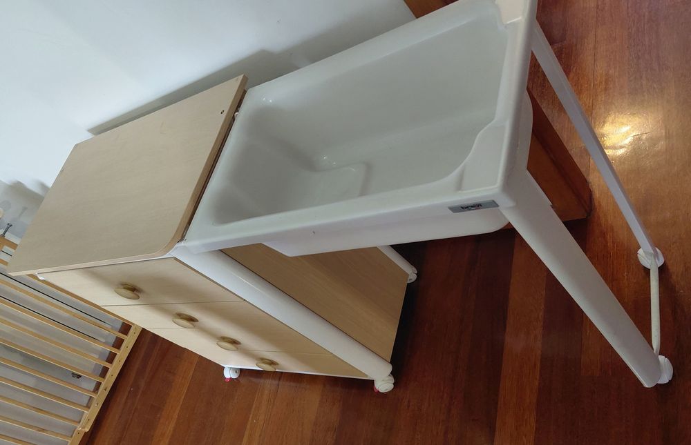 Cómoda muda fraldas com banheira