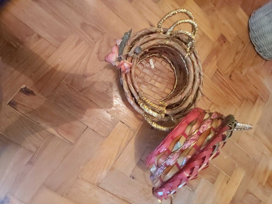 Cestos em bambu um deles com flores aplicadas