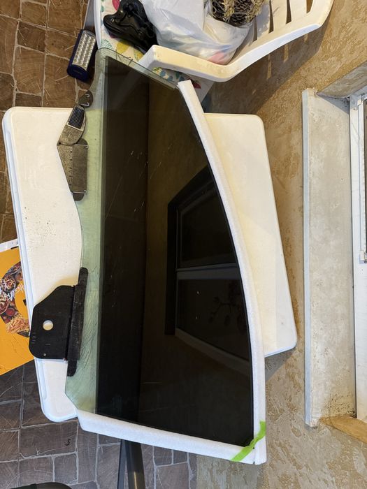 Тесла модел У стекло передней левой двери двойное треснутое