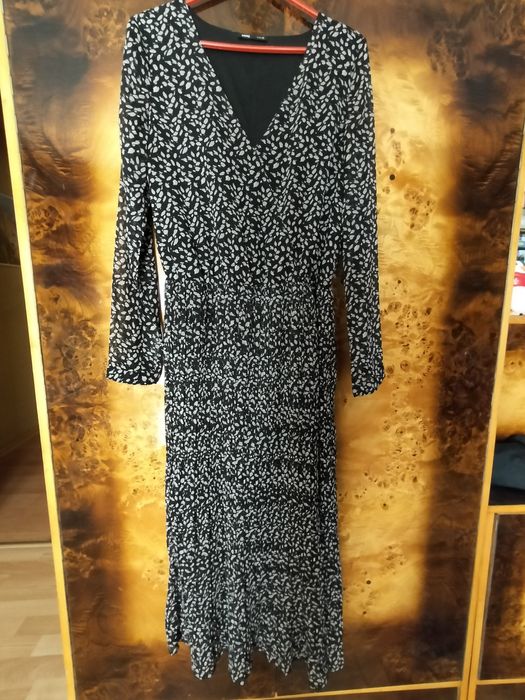 Długa sukienka z dekoltem w serek