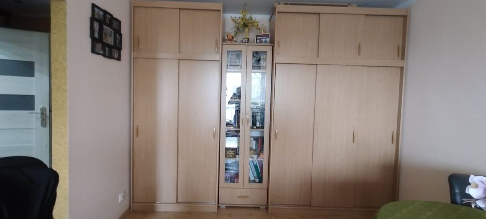 Szafa rozsuwana z witrynką