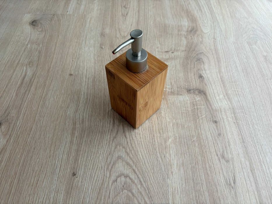 LOTE acessórios em madeira p WC: caixote, piaçaba, doseador, 2 cabides