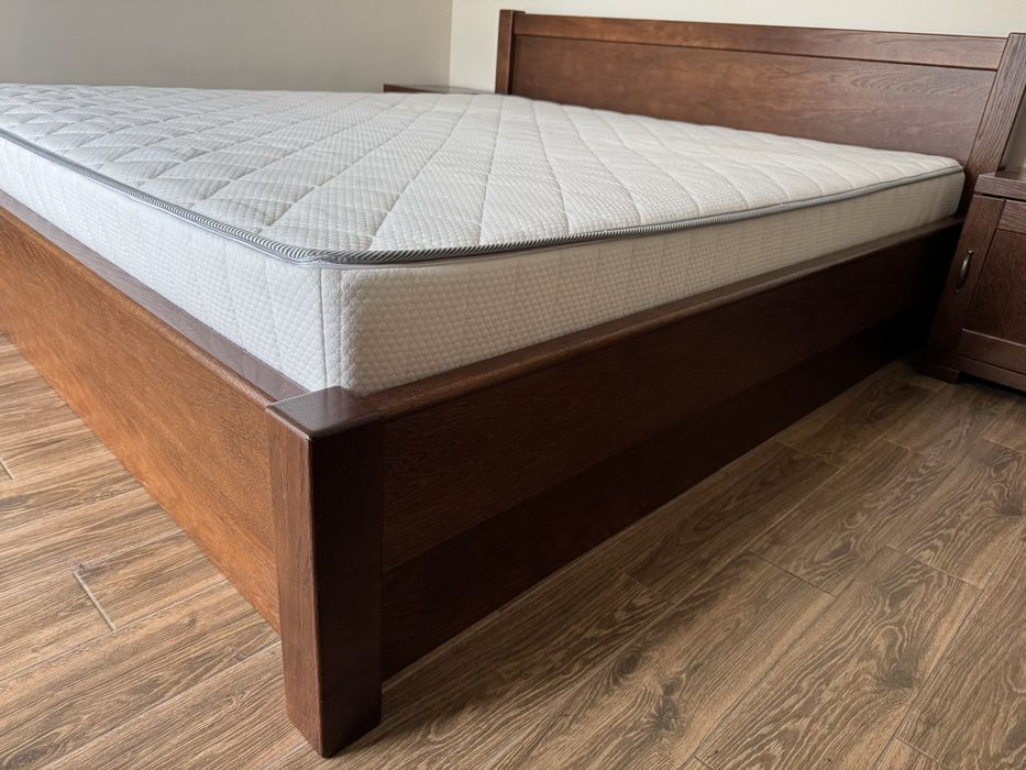 Drewniana rama łóżka z materacem King Size + szafki nocne