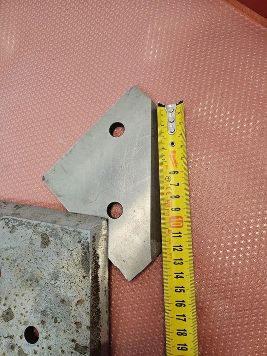 Trzy metalowe płytki tnące bizon