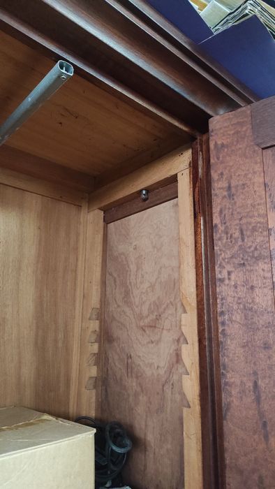 Armário antigo em madeira