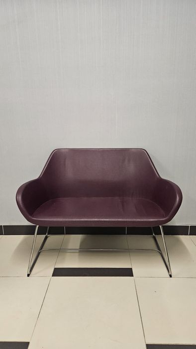Sofa i fotele fioletowe na recepcje do biura, workspace, poczekalni