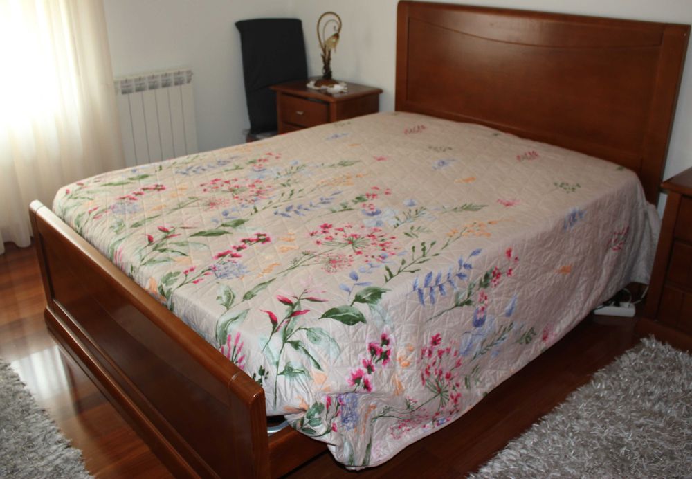 Cama de casal em madeira cerejeira