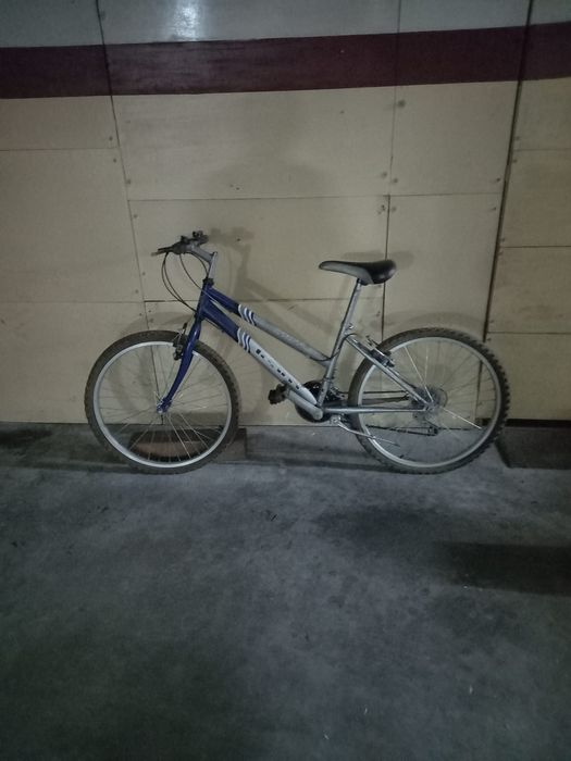 Bicicleta com mudanças "Shimano"