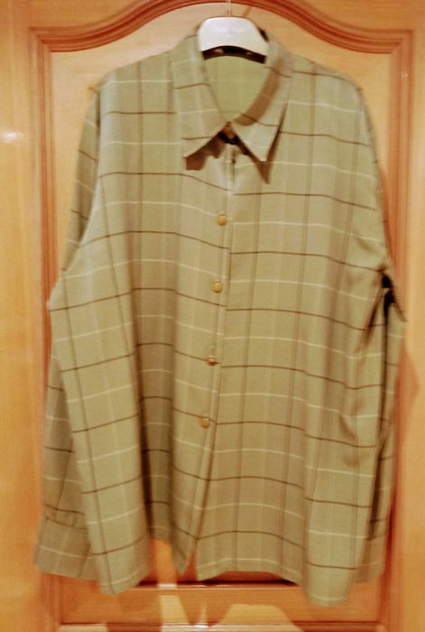 Camiseiro de seda em tons verdes