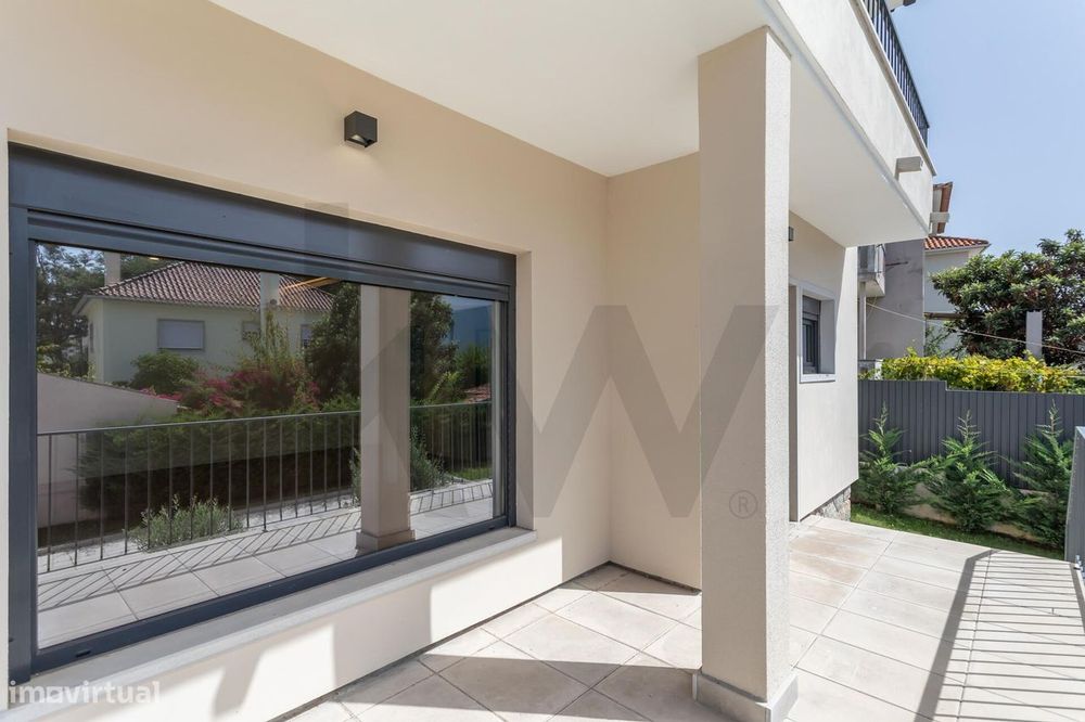 Charmosa Moradia T5 com Jardim Totalmente Remodelada -  Sassoeiros, Ca