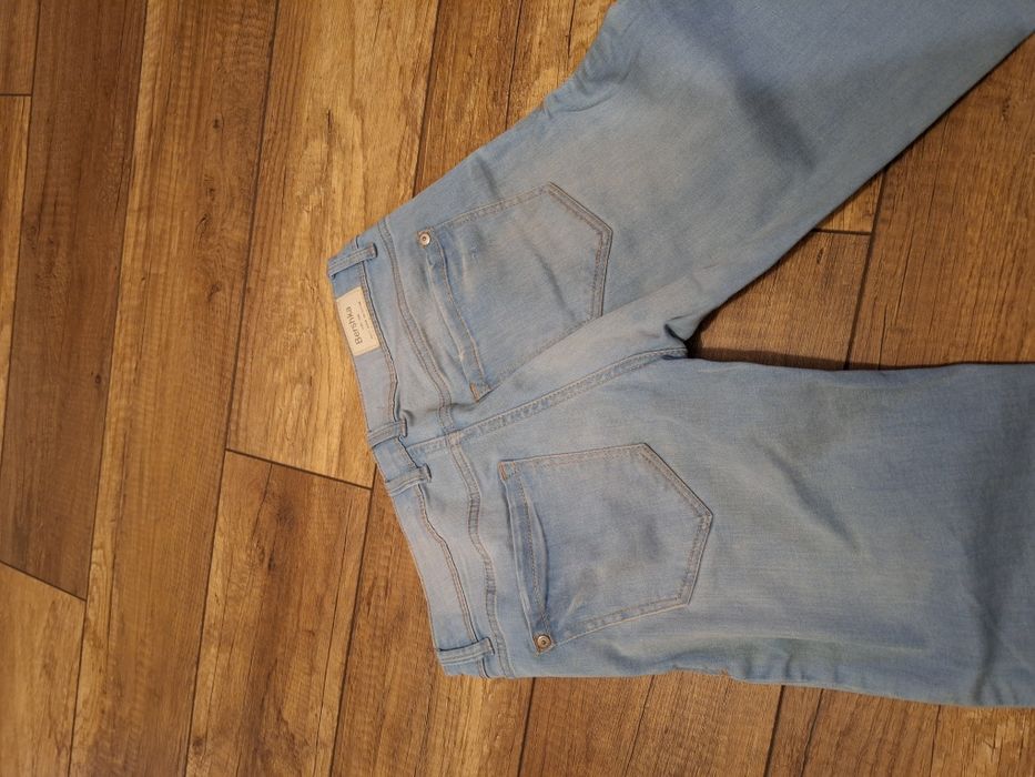 Jasne jeansy Bershka