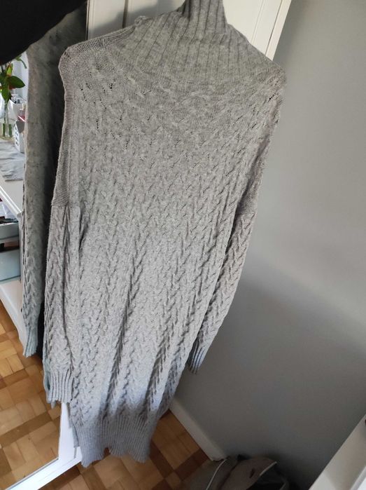 Sukienka dzianinowa z golfem szara sweterkowa