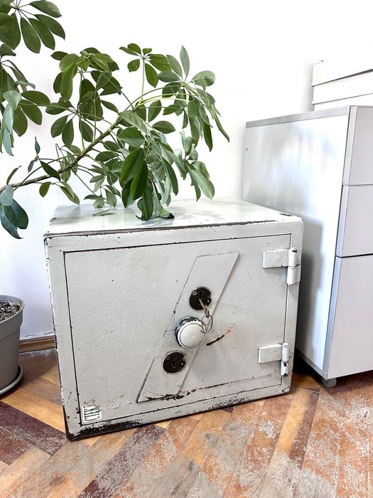Сейф старий, важкий але надійний!