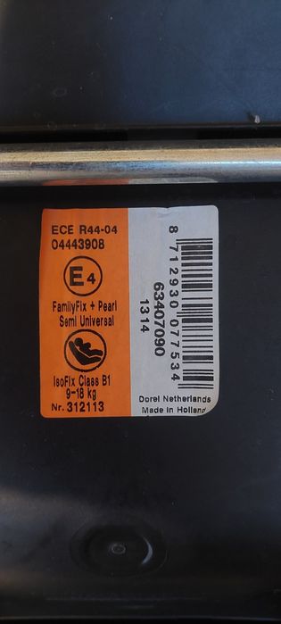 Fotelik dziecięcy MAXI-COSI pod ISOFIX.