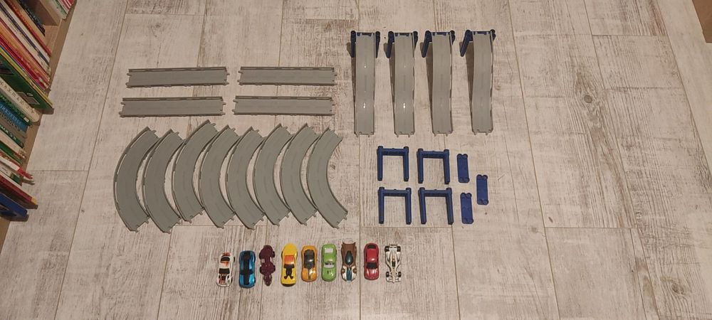 Трек для любых машинок размером +- с hotweels + машинки к треку