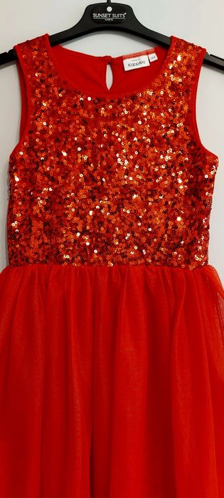 Sukienka czerwona, sweterek biały