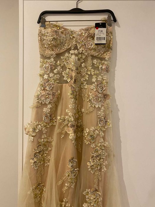 Vende-se vestido longo bordado em tule, nunca usado, tam S/M (36/40)