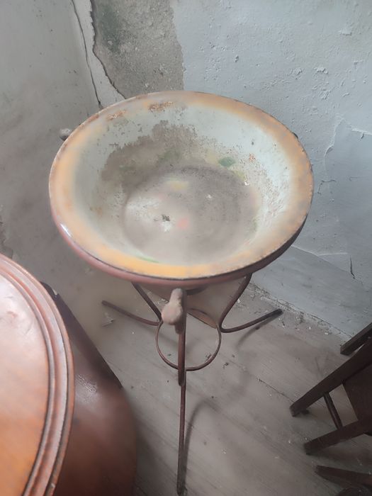 Suporte de ferro antigo para lavatório