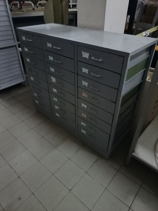 Gaveteiro de metal