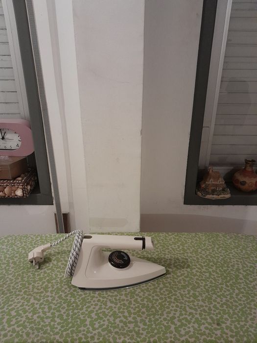 Vendo Ferro de Engomar UFESA muito bonito novo