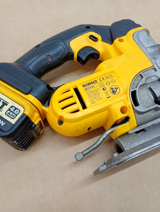 Wyrzynarka DeWalt DCS331