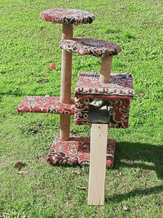 Sprzedam drapak dla kota wysokość 100cm budka 45/32 stan bardzo dobry