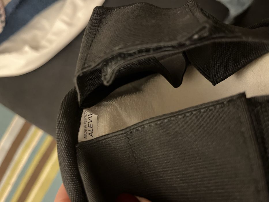 Luvas e joelheiras novas para prática de hoquei em patins