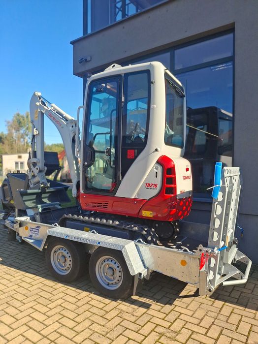 Minikoparka Takeuchi TB216 V4 gąsienicowa – 1,8 t  POWERTILT  w zestawie z przyczepką ciężarową IFOR WILLIAMA GH94BT 2700kg ładowność