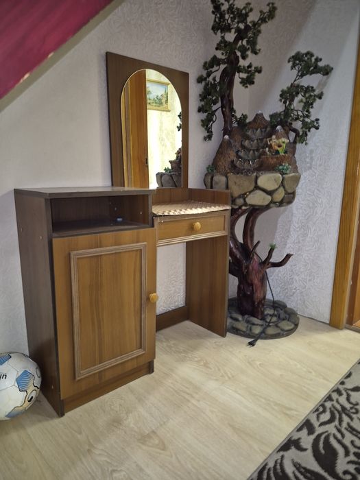 Туалетный столик с зеркалом