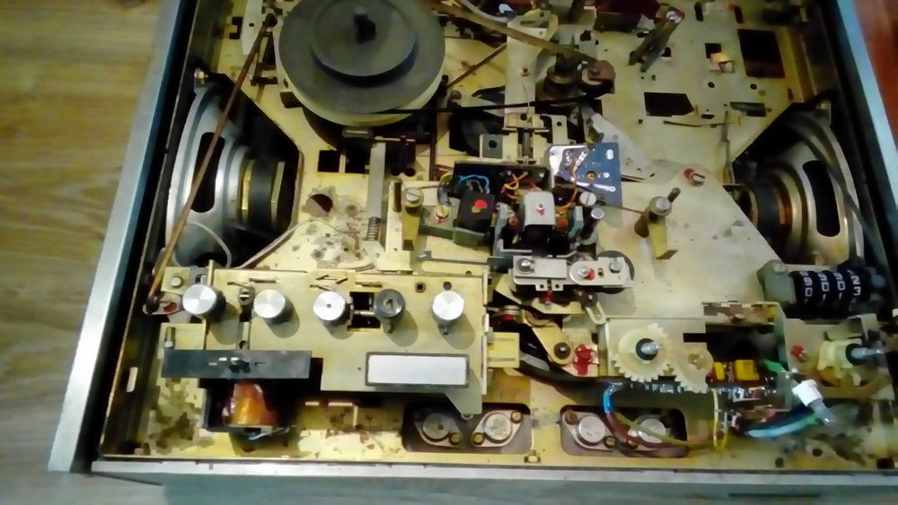 Продам магнитофон Грюндик TK 247 ДЕ ЛЮКС  восстановление или запчасти.