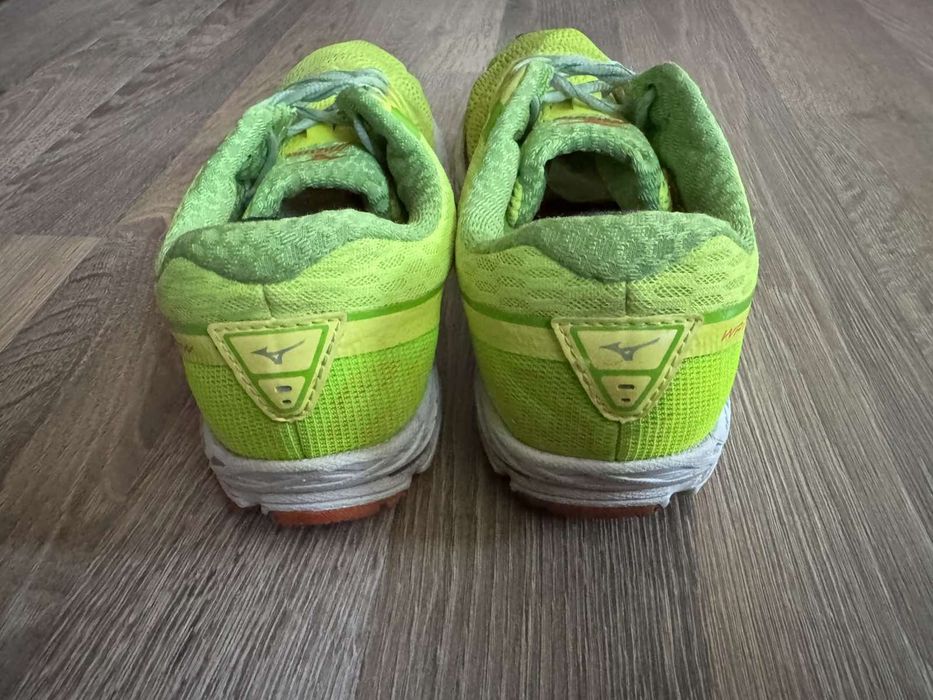 Продам оригінальні кросівки Mizuno