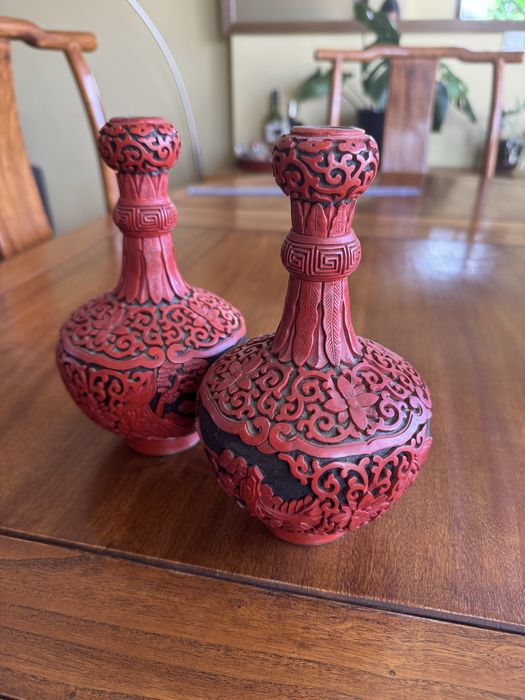 Dois vasos vermelhos de cinábrio chines feitos à mão