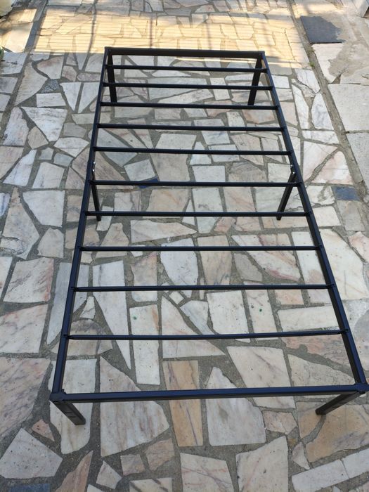 Cama de Solteiro em metal preto