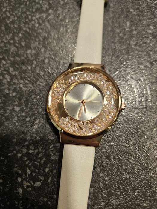 Zegarek kwarcowy z kryształkami