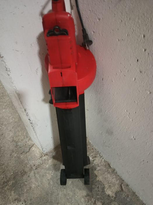 elektryczna dmuchawa i odkurzacz do liści marki IKRA mogatec,