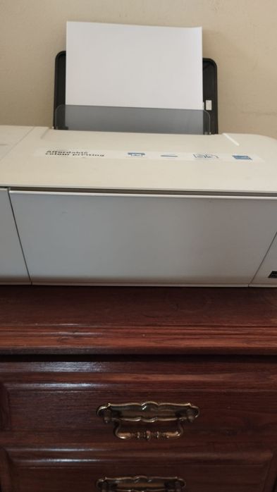 Impressora HP Deskjet 1510 a funcionar.