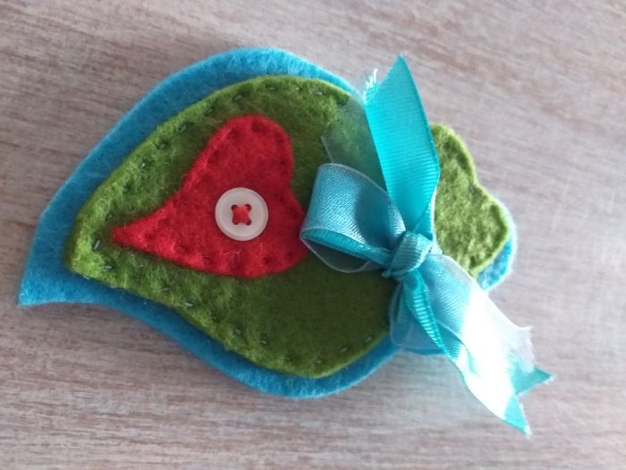 coração alfineteira de peito.